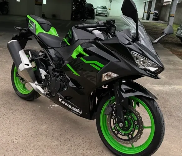 KAWASAKI NINJA 400 ( IPVA total pago) 