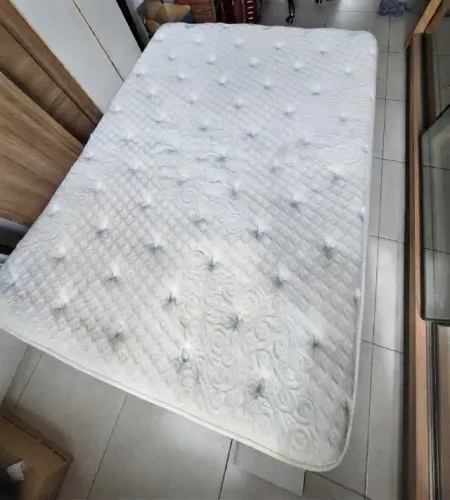 Colchão casal (1,38m x 1,90m) premium King Koil, modelo Amber World Edition