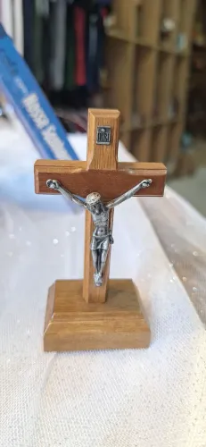 Crucifixo De Mesa Em Madeira Com Cristo Em Metal Cruz Oratório_Uberlândia