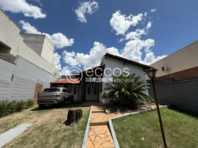 Casa para aluguel, 3 quartos, 1 suíte, 4 vagas, Jardim Karaíba - Uberlândia/MG