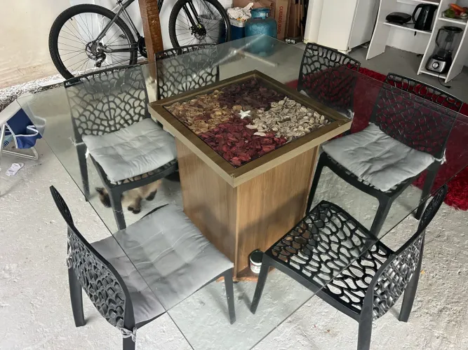 Vendo mesa 8 lugares detalhe na madeira pequeno fácil conserto tem 5 cadeiras