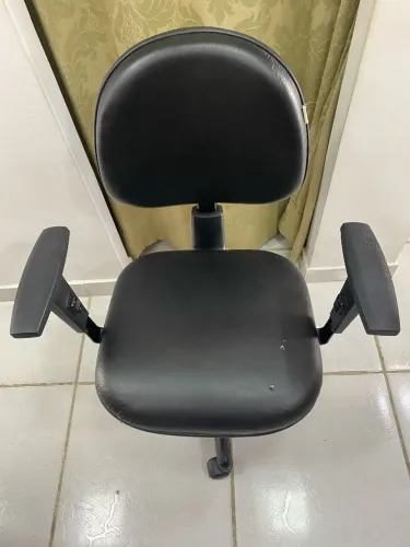 Cadeira de escritório com Regulagem no encosto.