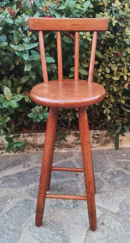 Banqueta alta com encosto 