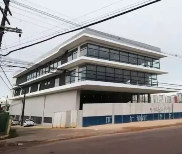 Vendo/Alugo Prédio com 3.915m2, 3 pavimentos. 80 vagas.Alto Padrão. Ponta Negra