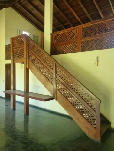 Escada de madeira ipê