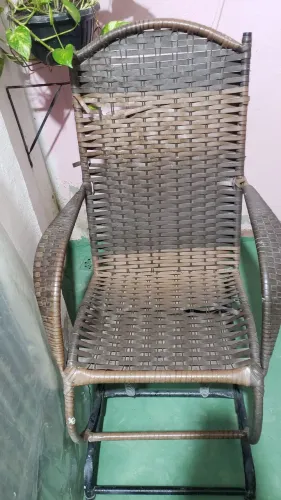 Cadeira de balanço  com 4 molas.   com algumas  cordas toradas. como mostra  nas fotos. 