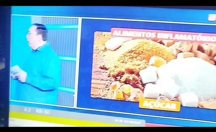 Televisão philco de 32 Polegadas com detalhes, leia