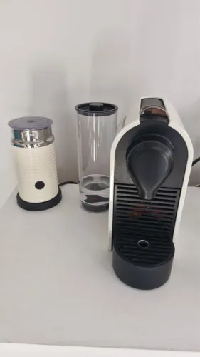 Cafeteira Nespresso em Perfeito Estado com Espumador de Leite