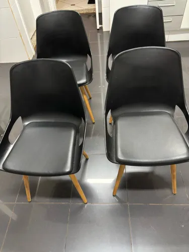 Cadeiras em courinho