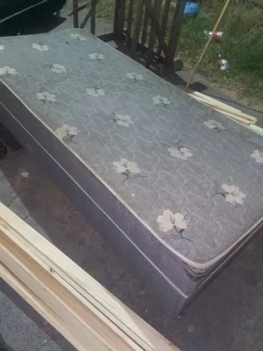 Uma cama de solteiro
