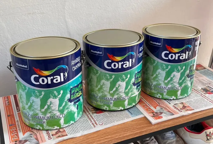 Lata de tinta coral