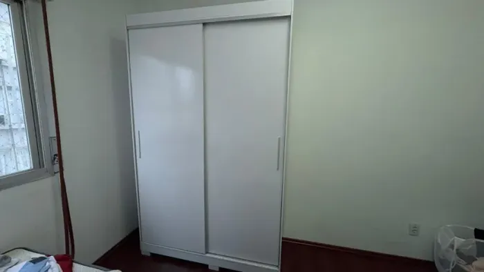 Cama e guarda roupa