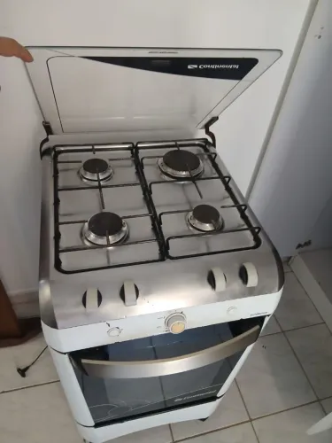 VENDO FOGÃO SUPER CONSERVVADO E FUNCIONANDO TUDO.