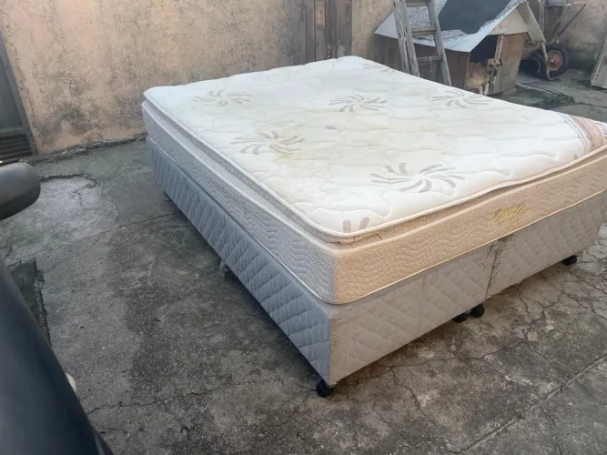 Cama box Queen em bom estado. (Entrego)