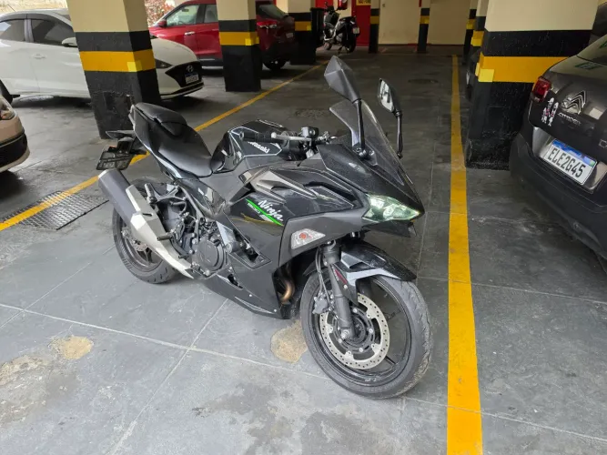 Ninja 500 2025 com apenas 13 mil km