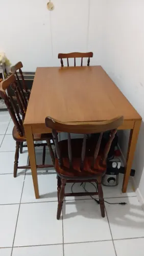 Mesa e 4 cadeiras de madeira em perfeito estado.