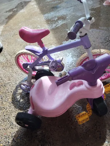 Vende se Bicicleta infantil e triciclo