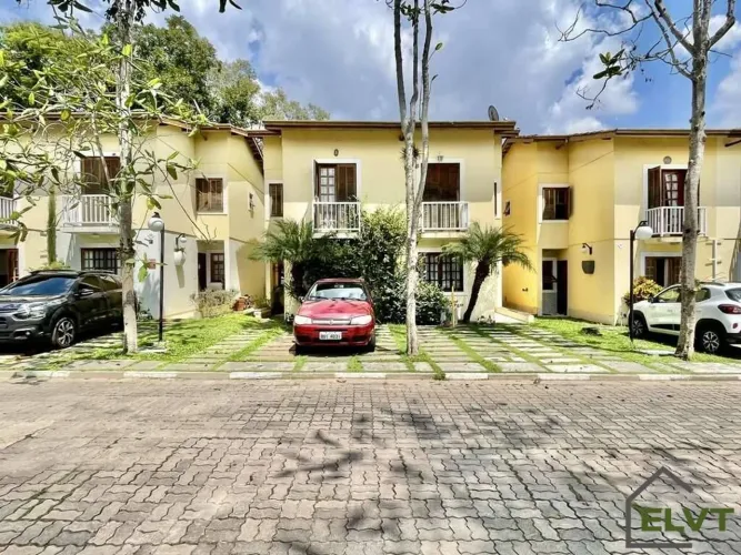Casa em Condomínio Fechado em Cotia | 3 Quartos (1 Suíte) e Quintal com Pomar