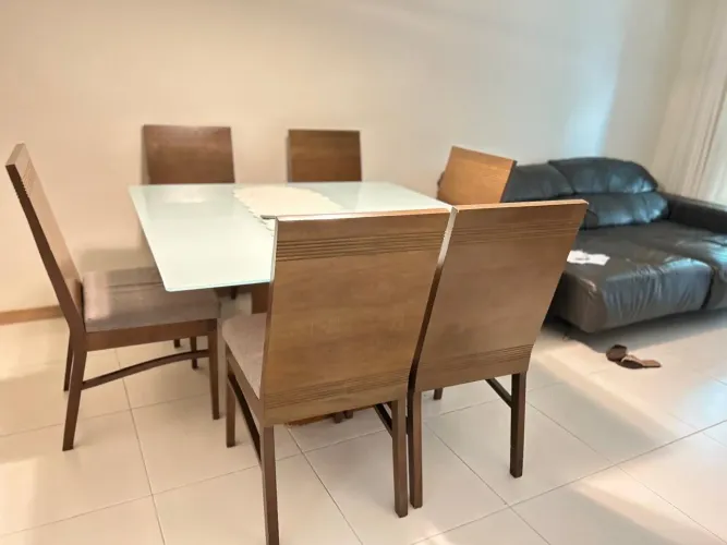 Mesa com 6 cadeiras