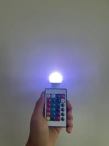 Lâmpada RGB com Cores variadas