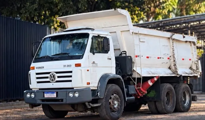 VW 31-260 ano 2009, 6x4, com caçamba meia cana de 14 ?, em SP