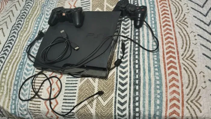 PS3 Slim 160 GB , tudo certo menos 1 dos controles com R2 quebrado