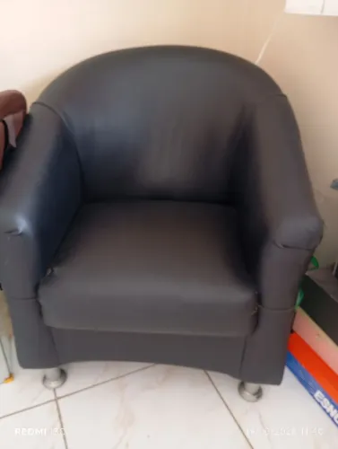 Poltrona preta de couro sintético