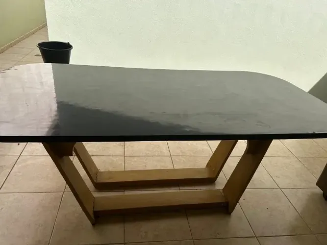 Mesa de jantar artesanal em madeira