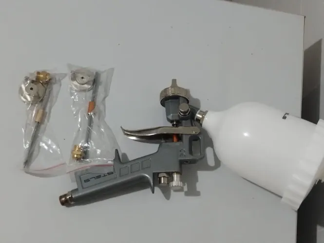 Pistola pintura com 3 bicos e 3 agulhas copo 600ml.
