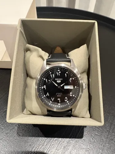 Seiko 5 Sports Arabic Dial SNKP21J1 Automático Made in Japan