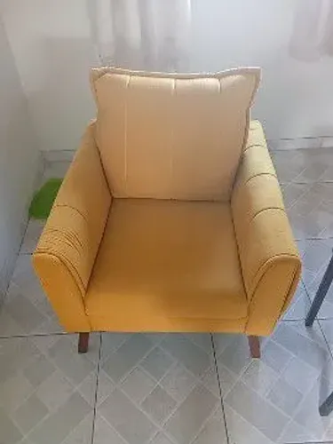 Poltrona cor Mostarda em excelente estado, entrego em domicílio. Frete a combinar.