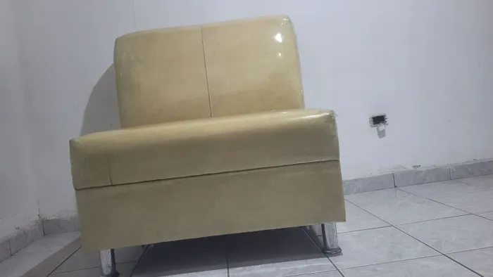 Poltrona Estofada Bege - Confortável e em Bom Estado