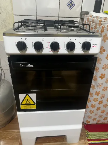 Vende-se armário de cozinha , balcão ,fogão mesa e cadeiras 1200