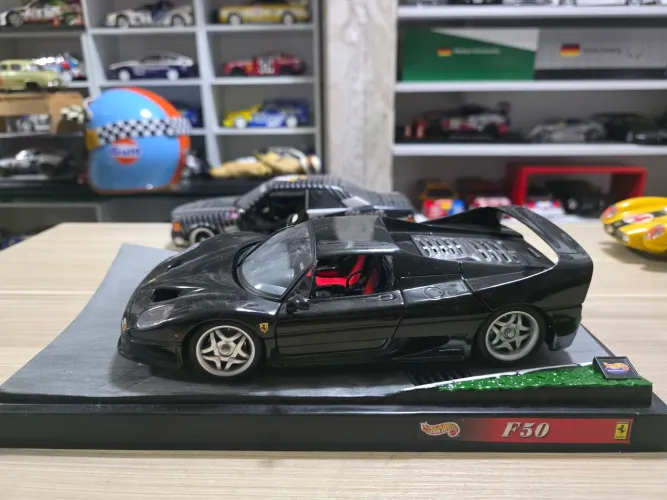Miniatura 1.18 Ferrari F50 Hotwheels com base temática original