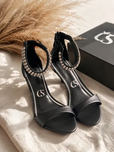Sandália original Carmen Steffens e possui uma tira no tornozelo coberta de strass.
