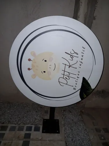 Placa Redonda de metal usada.