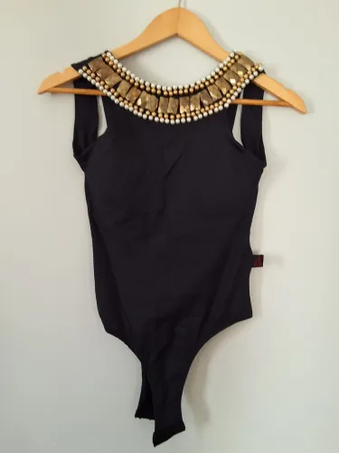Body preto com gola bordada em pedrinhas