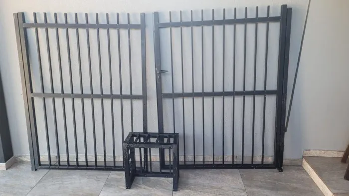 Portão + lixeira de alumínio medidas largura 2,5mt x 1,65mt
