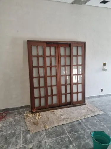 PORTA/JANELA ANTIGA DE MADEIRA COM VIDRO - 1,50 x 1,70