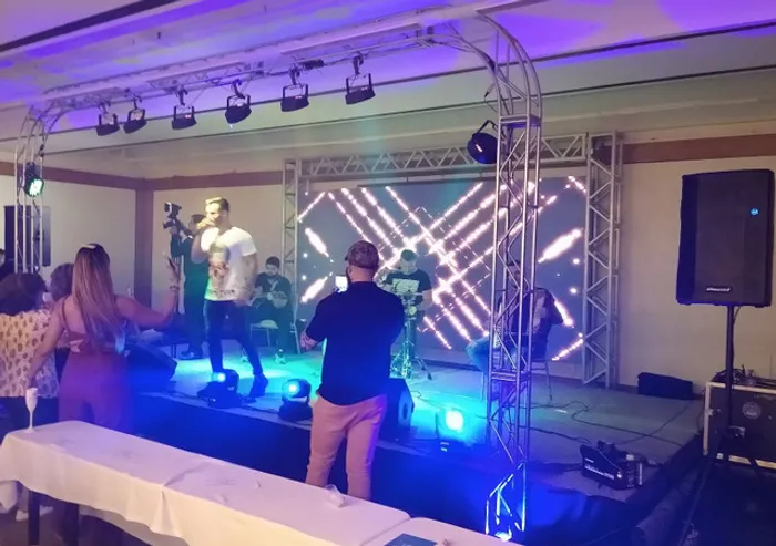 Som, iluminação e palco.