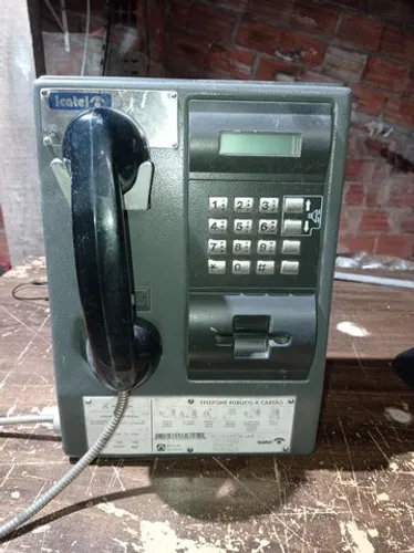 Aparelho telefone decorativo tipo orelhão.