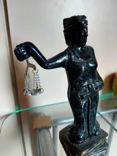Escultura de mulher da justiça, em pedra natural