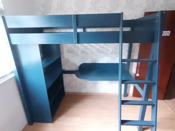 Conjunto de cama com escrivaninha e preteleiras ETNA