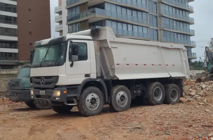 MB 4844 ano 2011, 8x4, com caçamba de 22 m, semiautomático, no PR