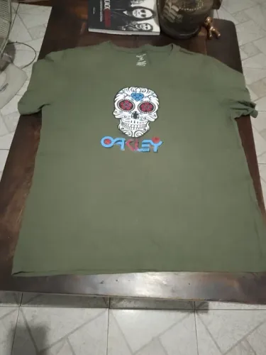 Camiseta Oakley Verde Militar com Caveira Mexica marca OAKLEY tamanho Mxicana