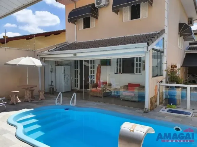 Sobrado com piscina no Villa Branca