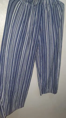 Calça listrada azul e branca