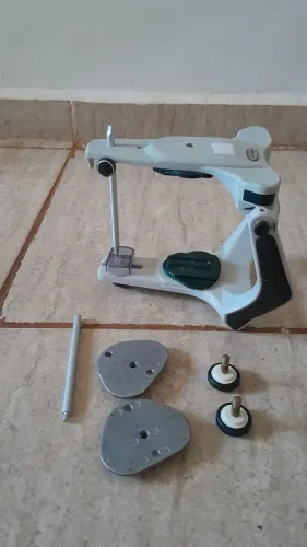 Articulador de prótese dentária 