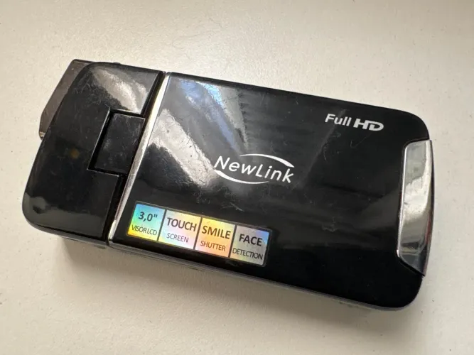 Câmera NewLink Full HD com Tela Touchscreen e Detecção de Face
