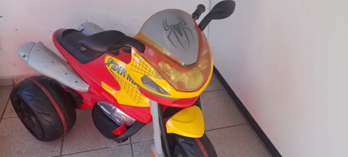 Triciclo infantil elétrico